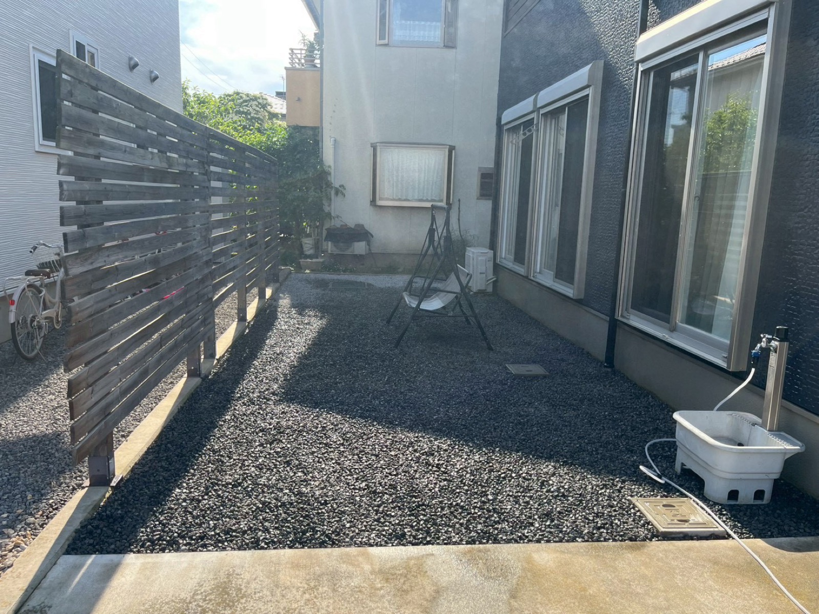 施工後：防草シート＋砂利敷きで整った庭