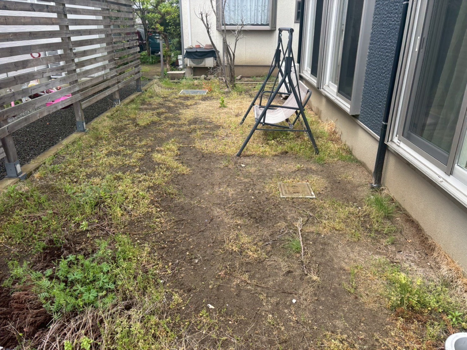 施工前：雑草が伸びた庭
